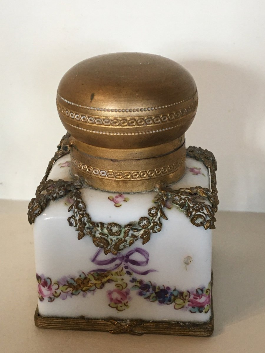 Inkwell In Porcelain And Gilt Brass In The Taste Of Sèvres (or Sèvres) 19th Century.